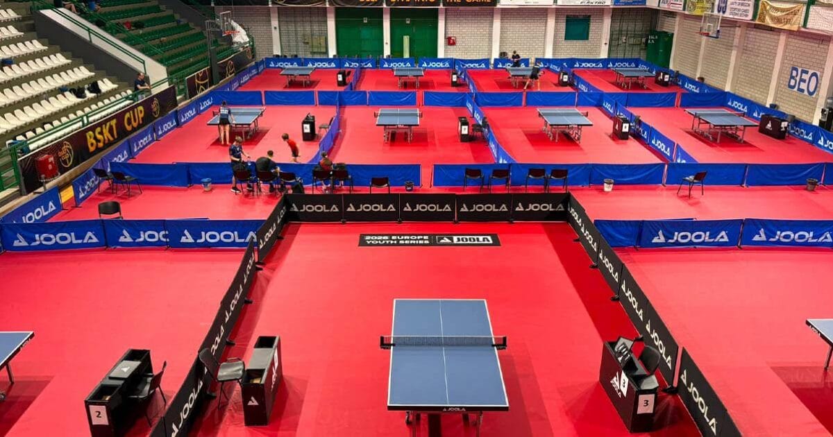 Stolovi za stonoteniski turnir u Beočinu u hali Sportskog centra.