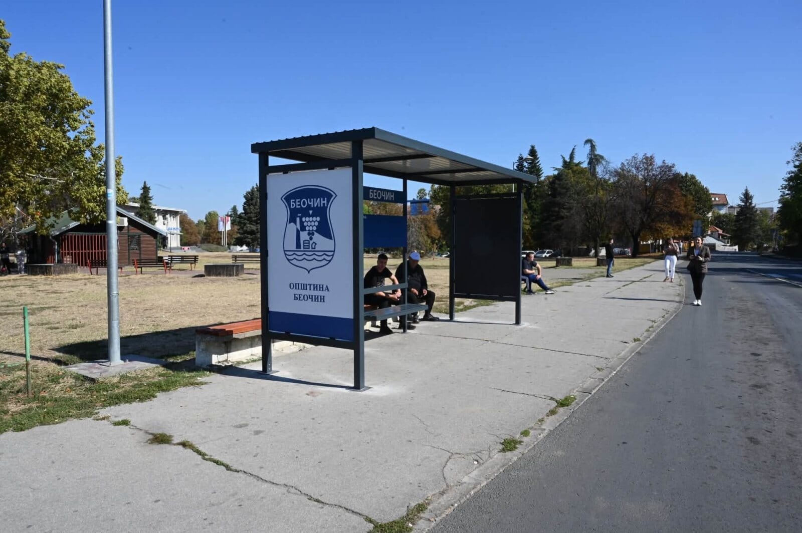 Autobusko stajalište sa nadstrešnicom u Beočinu – foto: Ismet Ademovski / Opština Beočin