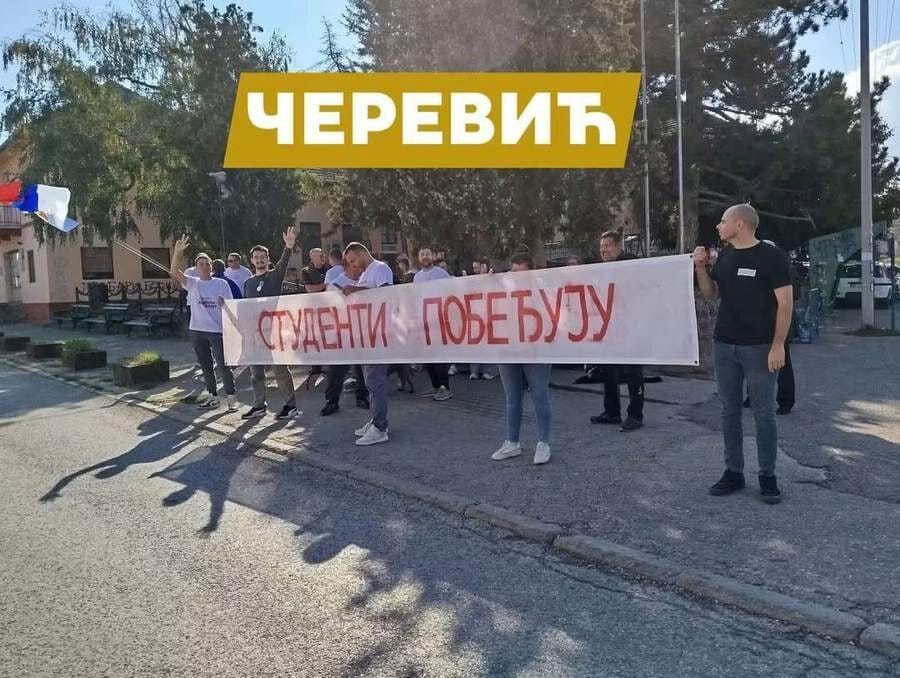 Okupljanje građana u Čereviću prethodne subote uz transparent „Studenti pobeđuju“