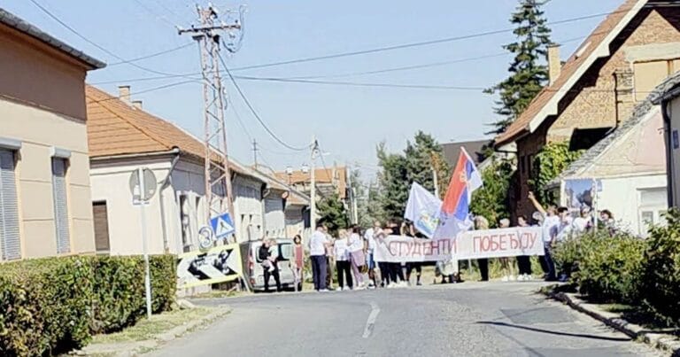 Građani u centru Čerevića sa transparentom „Studenti pobeđuju“ – foto: Beočin Uživo