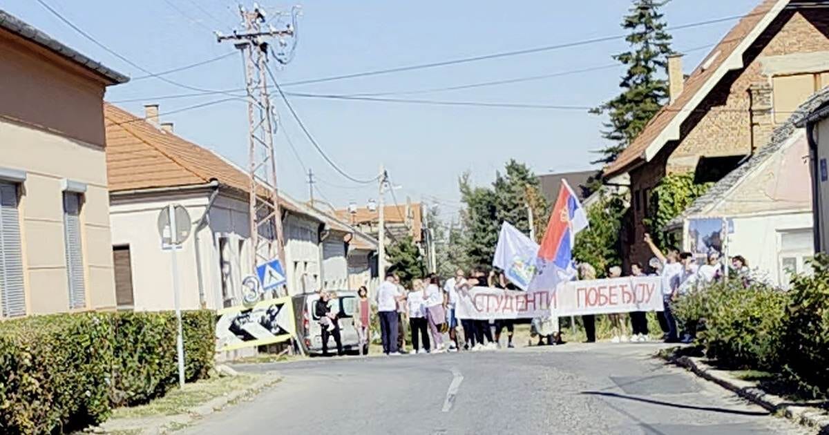 Građani u centru Čerevića sa transparentom „Studenti pobeđuju“ – foto: Beočin Uživo
