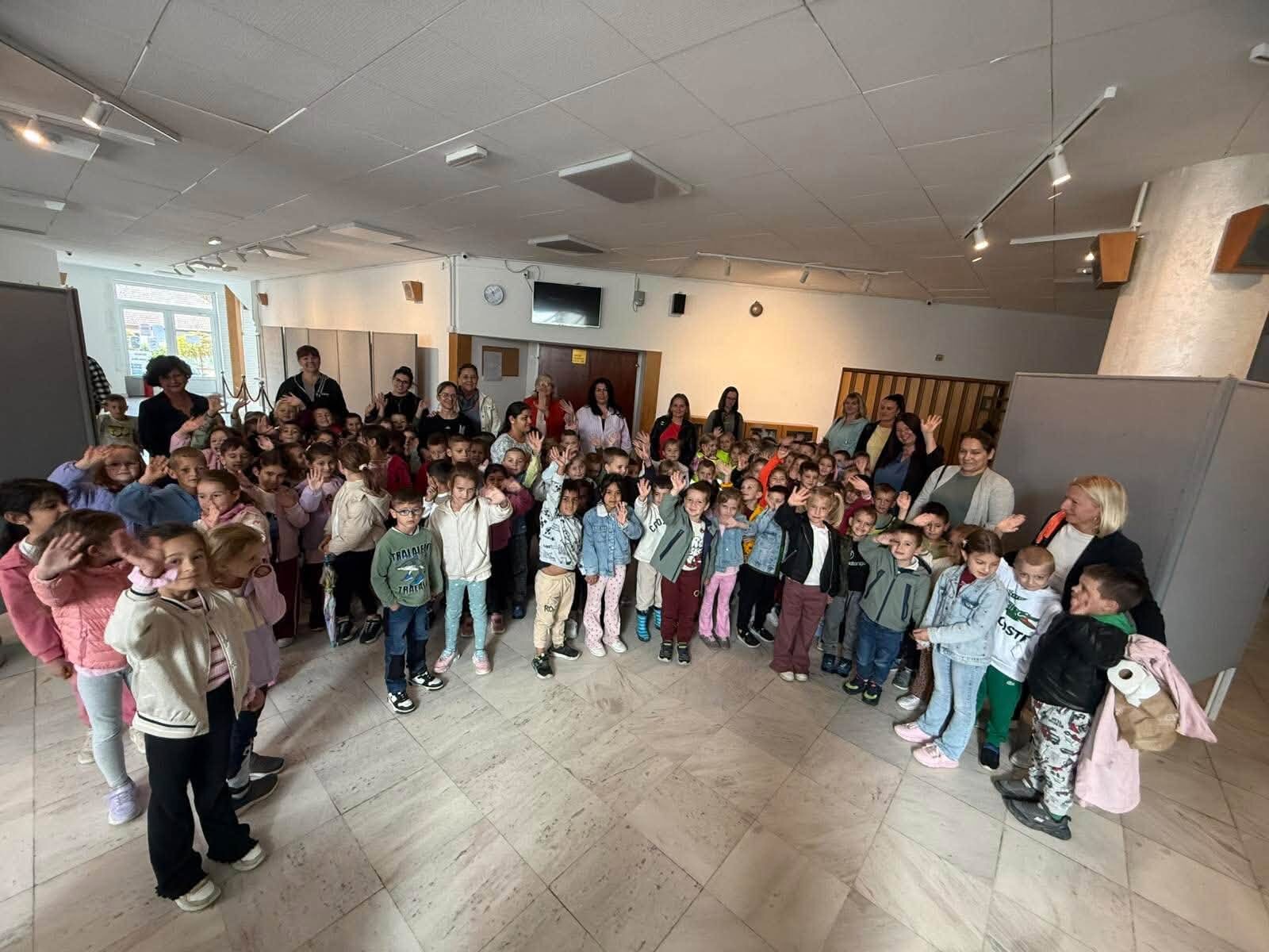 Zajednička fotografija dece i odraslih u Kulturnom centru u Beočinu – foto: Ismet Ademovski i Ivana Letoš Brankov / Opština Beočin