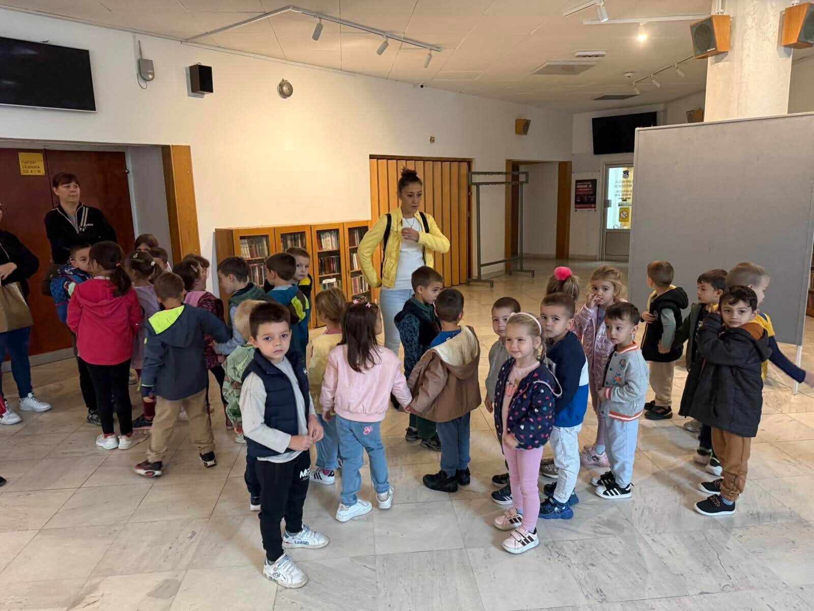 Deca u holu Kulturnog centra opštine Beočin tokom Dečje nedelje – foto: Ismet Ademovski i Ivana Letoš Brankov / Opština Beočin