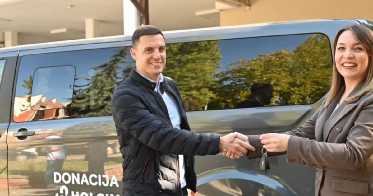 Holcim donacija Domu zdravlja Beočin – kombi za prevoz pacijenata na dijalizu