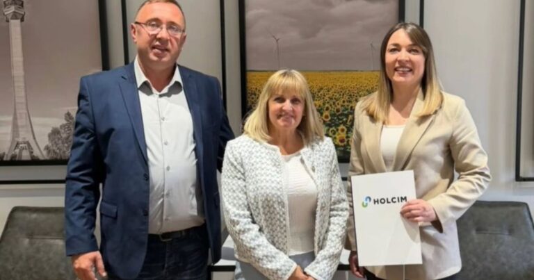 Biljana Janković, Srđan Stepanov i predstavnica Holcim Srbije nakon potpisivanja ugovora o donaciji kamiona za čišćenje snega – foto: Holcim Srbija
