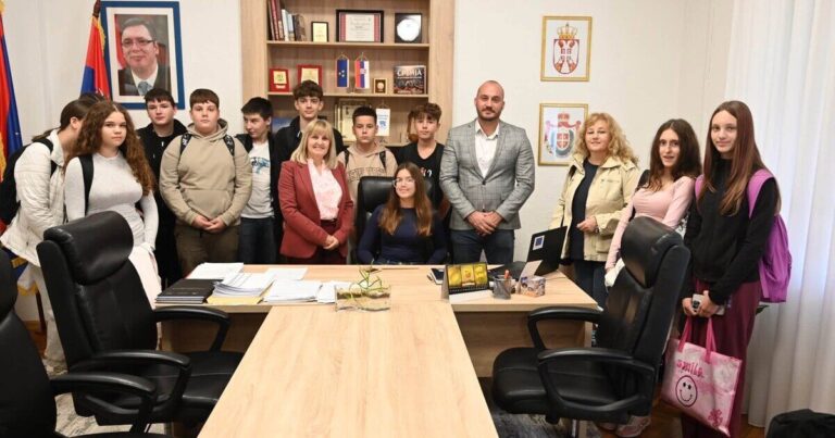 Mala gradonačelnica i učenici VIII-3 na prijemu u Opštini Beočin – foto: Ismet Ademovski i Ivana Letoš Brankov / Opština Beočin