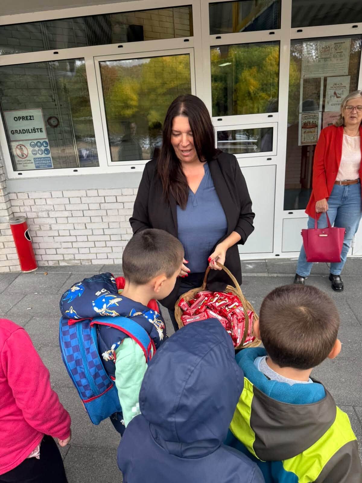 Marica Savković sa decom i slatkišima tokom Dečje nedelje u Beočinu – foto: Ismet Ademovski i Ivana Letoš Brankov / Opština Beočin