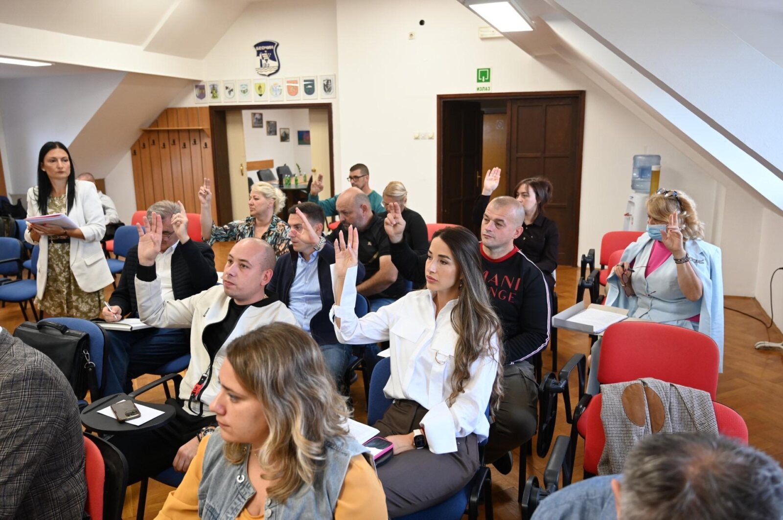 Odbornici glasaju na sednici SO Beočin. Foto: Ismet Ademovski / Opština Beočin