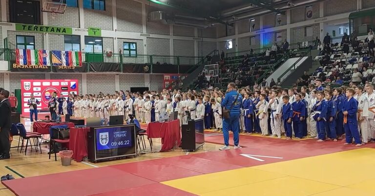 Svečano otvaranje 16. Trofeja Beočina 2026 – džudisti tokom intoniranja himne. Foto: Sportski savez opštine Beočin