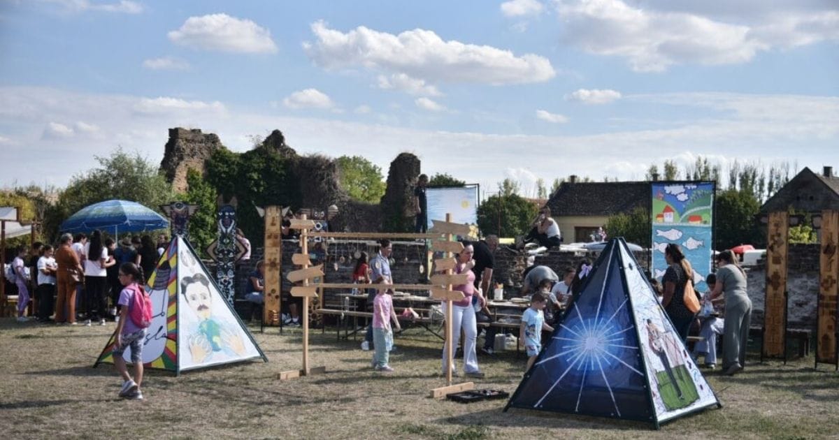 Učenici iz Suseka i umetnički radovi na Tvrđavi Bač – foto Mladen Sekulić, Gordana Bjelajac
