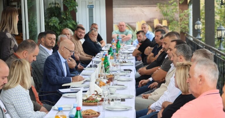 Miloš Vučević i Adrijana Mesarović na sastanku sa privrednicima i vinarima u Beočinu, 8. oktobra 2026. Foto: Instagram / Adrijana Mesarović.