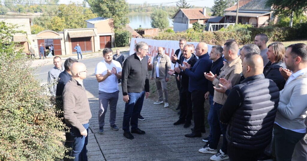 Aleksandar Vučić tokom posete Banoštoru u opštini Beočin — foto: Kurir