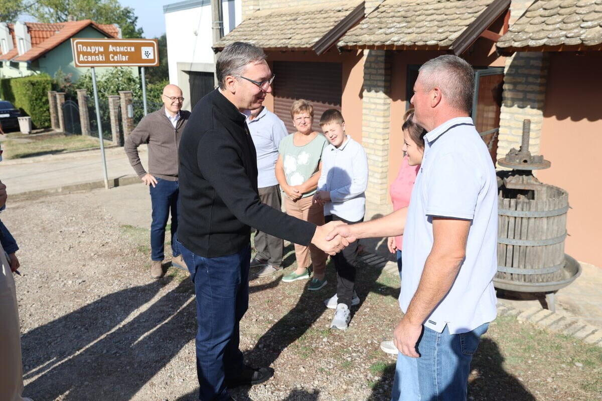 Aleksandar Vučić u razgovoru sa domaćinima porodice Ačanski u Banoštoru — foto: Kurir